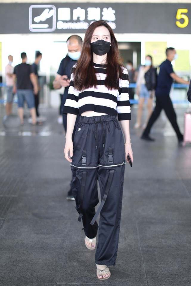 街拍:黑白条纹t恤搭配工装裤hermes拖鞋随性悠闲