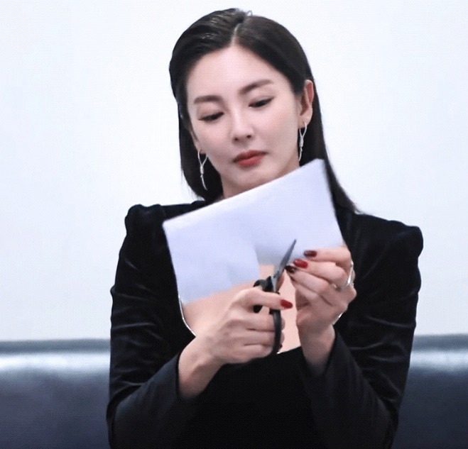 《脱口秀大会3》张雨绮黑丝绒露背造型太赞,紧身设计尽显好身材