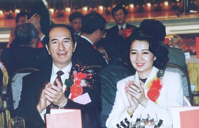 赌王四太爱得卑微穿白衬衫配格纹马甲超洋气给赌王拉车笑好甜