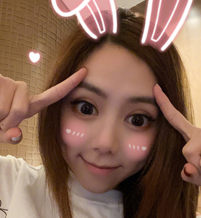 体重44公斤,邓紫棋光脚晒自拍,意外暴露"婴儿肥"身材