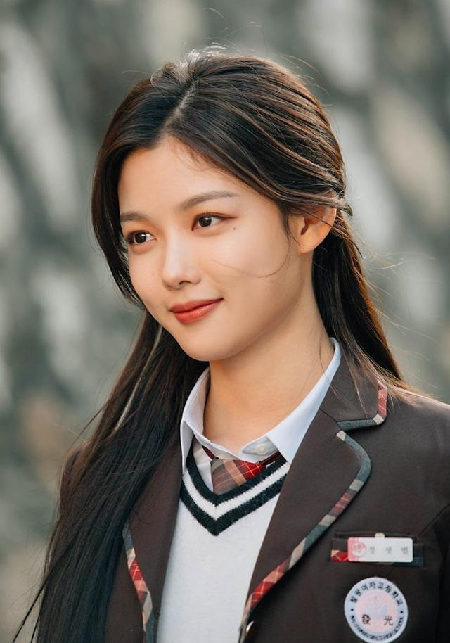 便利店新星金裕贞笑容治愈甜美爱豆造型是可爱小公主