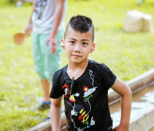 胡皓康|《爸哪》胡军儿子长大了！11岁康康长青春痘，“硬汉”气质很像爸