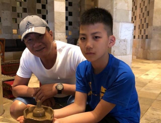 胡皓康|《爸哪》胡军儿子长大了！11岁康康长青春痘，“硬汉”气质很像爸