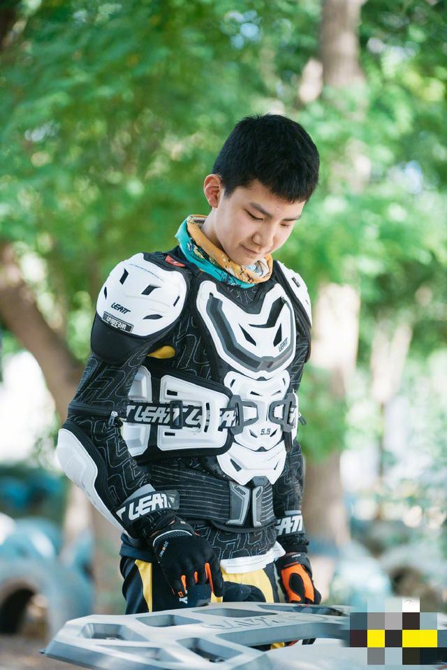 胡皓康|《爸哪》胡军儿子长大了！11岁康康长青春痘，“硬汉”气质很像爸