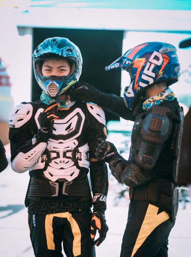 胡皓康|《爸哪》胡军儿子长大了！11岁康康长青春痘，“硬汉”气质很像爸