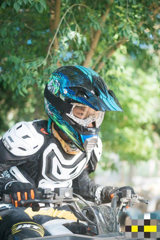 胡皓康|《爸哪》胡军儿子长大了！11岁康康长青春痘，“硬汉”气质很像爸