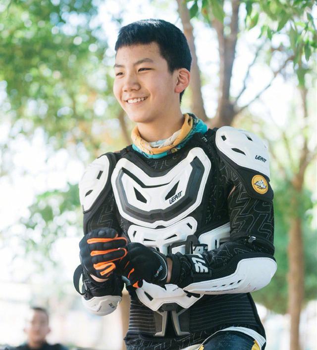 胡皓康|《爸哪》胡军儿子长大了！11岁康康长青春痘，“硬汉”气质很像爸