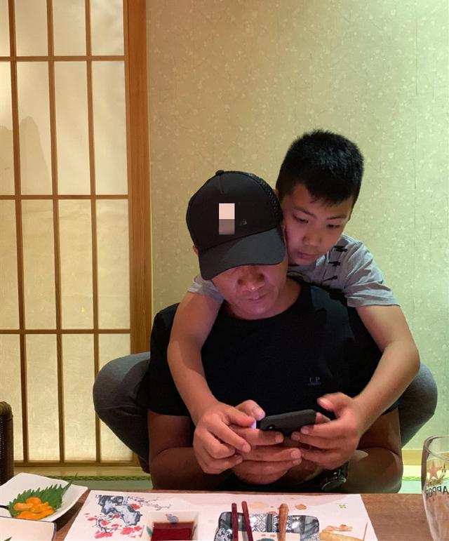 胡皓康|《爸哪》胡军儿子长大了！11岁康康长青春痘，“硬汉”气质很像爸