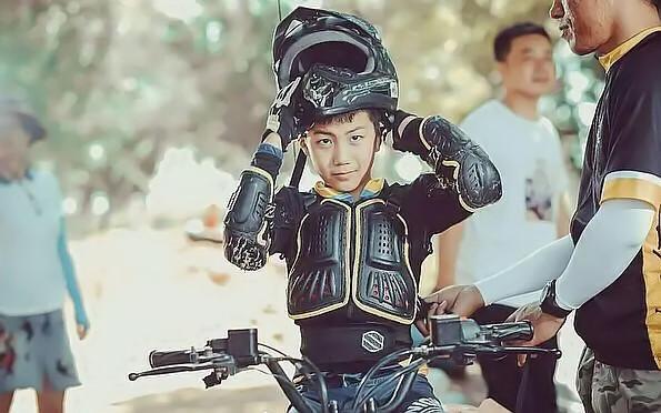 胡皓康|《爸哪》胡军儿子长大了！11岁康康长青春痘，“硬汉”气质很像爸