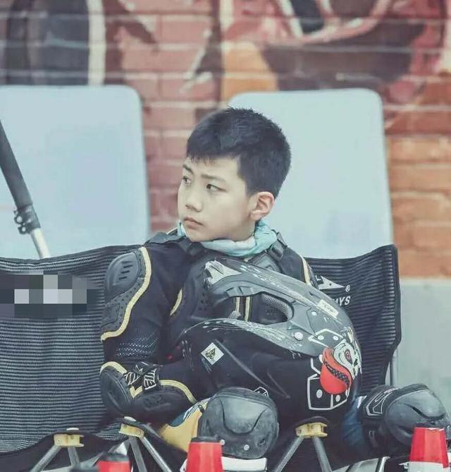 胡皓康|《爸哪》胡军儿子长大了！11岁康康长青春痘，“硬汉”气质很像爸