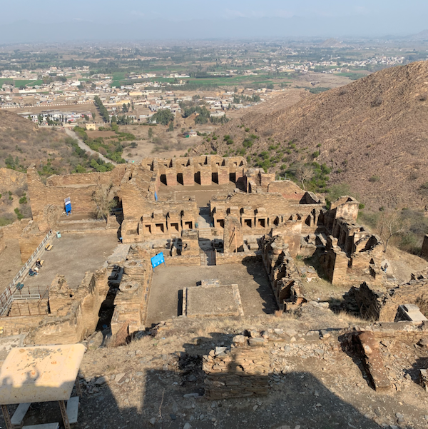 马尔丹|犍陀罗地区发生“暴力毁佛”，1700年佛像成为石碴
