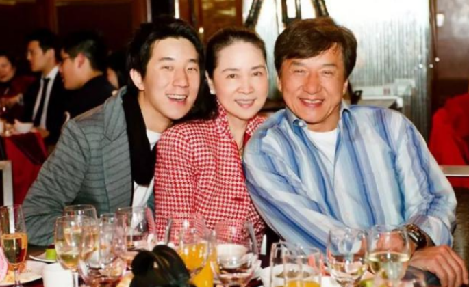 成龙|成龙第一次骂吴绮莉，是娱乐圈的败类，曾被她恐吓到哭