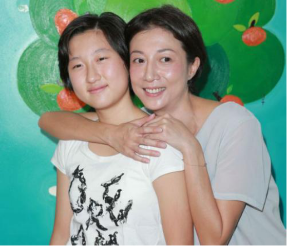 成龙|成龙第一次骂吴绮莉，是娱乐圈的败类，曾被她恐吓到哭