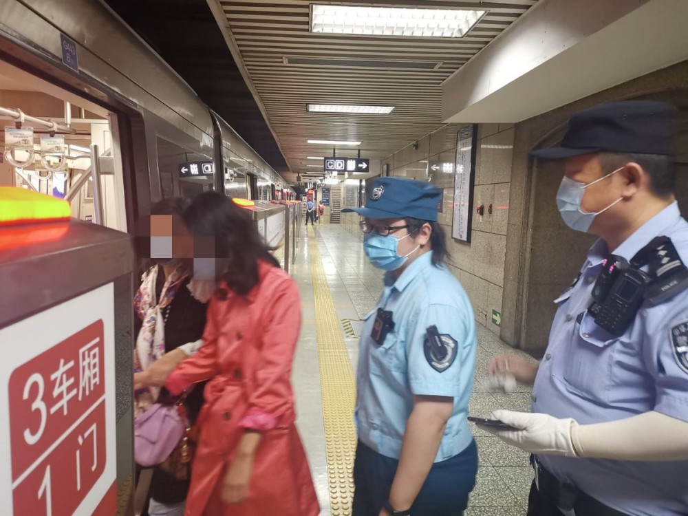 地铁|母女俩来京才下火车就走散，地铁内刚团聚又走散了……