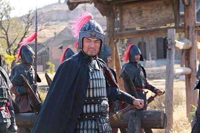 武大郎|武松为武大郎报仇，杀嫂嫂时为啥要拽下她的衣服？武松不简单