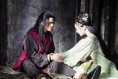 武大郎|武松为武大郎报仇，杀嫂嫂时为啥要拽下她的衣服？武松不简单