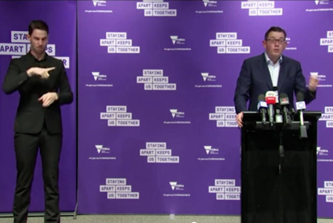 丹尼尔·安德鲁斯|澳洲州长开新冠新闻发布会时，身旁手语翻译竖起两中指引网友炸锅