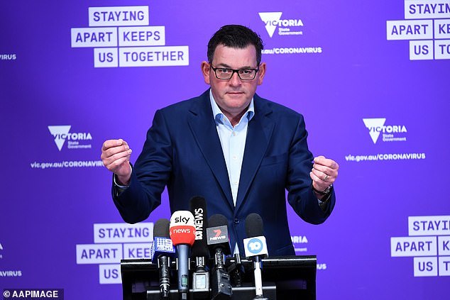 丹尼尔·安德鲁斯|澳洲州长开新冠新闻发布会时，身旁手语翻译竖起两中指引网友炸锅