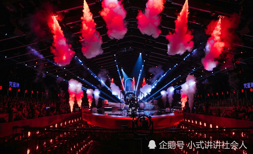 眼看着很多姐姐被淘汰掉,剩下的姐姐们三公演出,最新的组队阵营和舞台