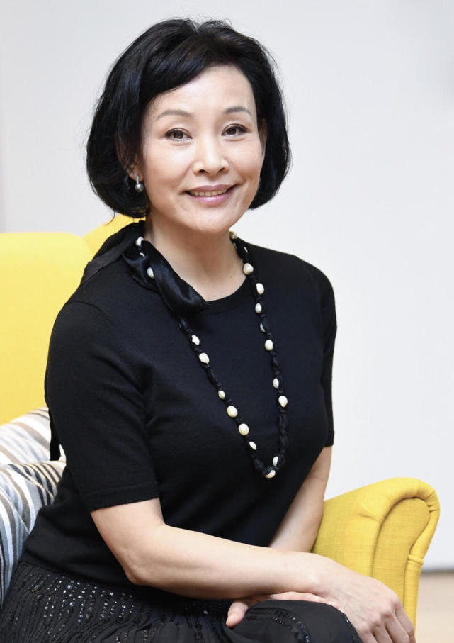 陈冲气场十足波波头短发搭配黑色短袖简约优雅高级大方