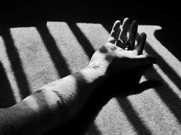 卡马尔|啃老男子为要钱打断母亲手臂，老父悲愤花20万雇凶杀死儿子