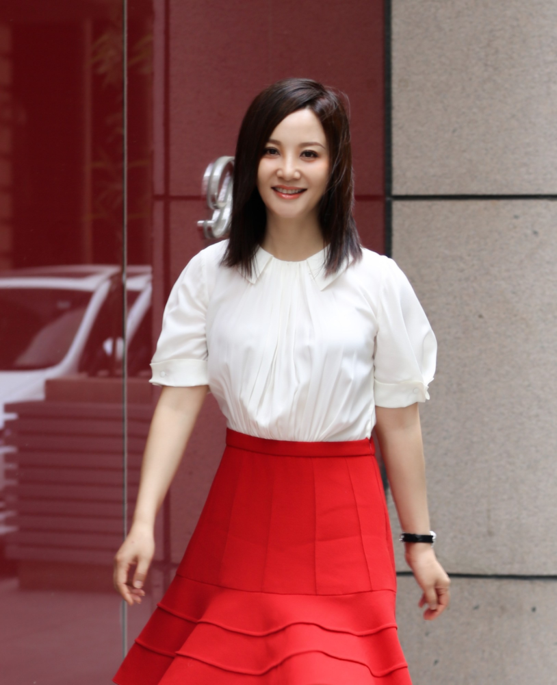 白色的娃娃领上衣还结合了泡泡袖,能够绽放出少女感,下半身的红色半身