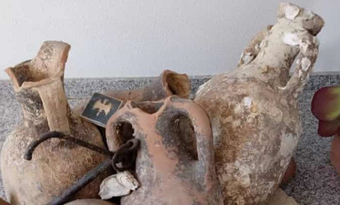 西班牙_社会|西班牙父子海钓获文物藏在店里 还有个刻着“东方”的金属锚