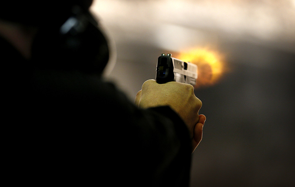 美国男子购物后开车回家,刚下车就被一群人开枪打死