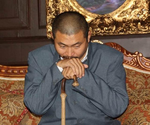 还记得《亮剑》中的张大彪吗?身材发福沉迷书法,李云龙穿廉价拖鞋