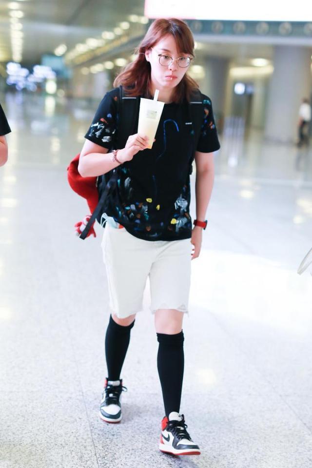 傅园慧真是被游泳耽误的超模,穿5分裤配半腿袜,健康时尚显活力