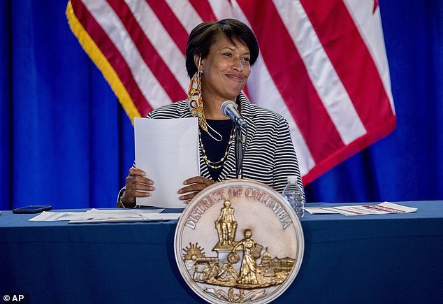 特朗普国际酒店|特朗普顶风违规在公共场合不戴口罩，华盛顿市长下令彻查其酒店