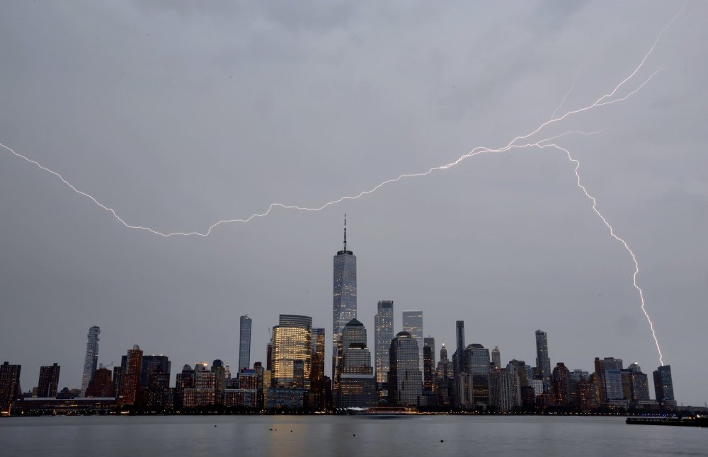 强对流|狂风暴雨袭击美国，纽约自由女神遭雷劈！分析：还会有很多强对流