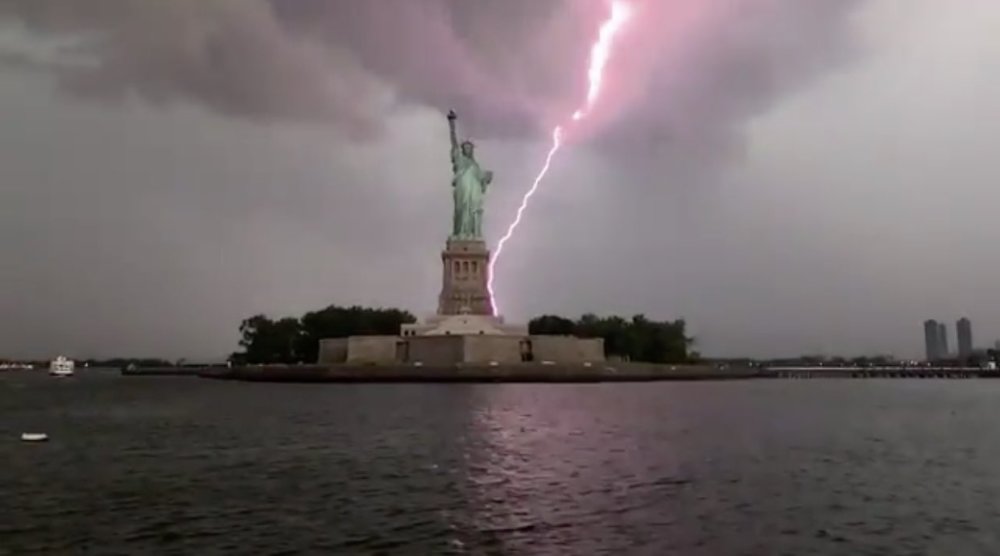 强对流|狂风暴雨袭击美国，纽约自由女神遭雷劈！分析：还会有很多强对流