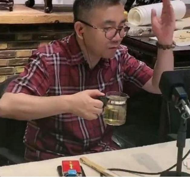 郭德纲|58岁相声家富得流油！香烟是普通人1天工资，真是太富有了