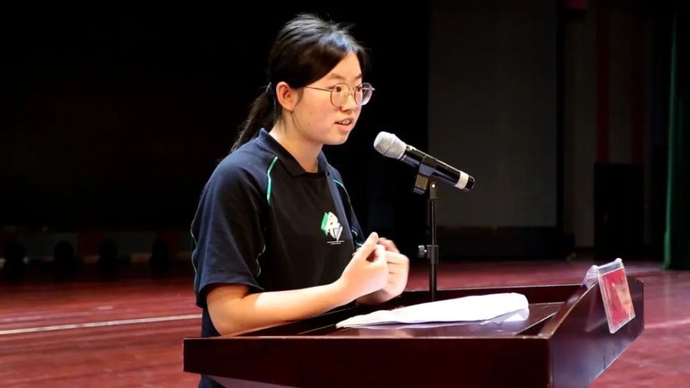 肖盈盈为全体高三学生作报告本次高三复习备考动员大会的提前召开
