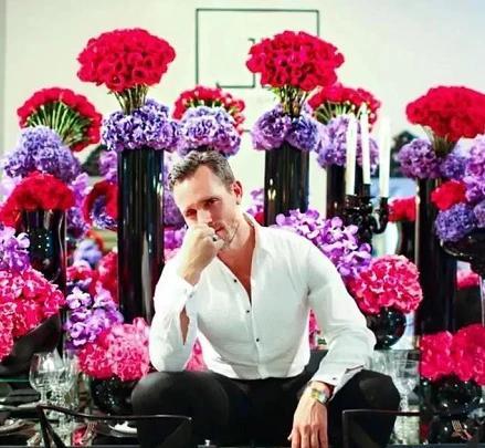 瓦妮莎|瓦妮莎大方接受绅士猛男送的玫瑰花，剪了长发，穿亮片裙愈发贤惠