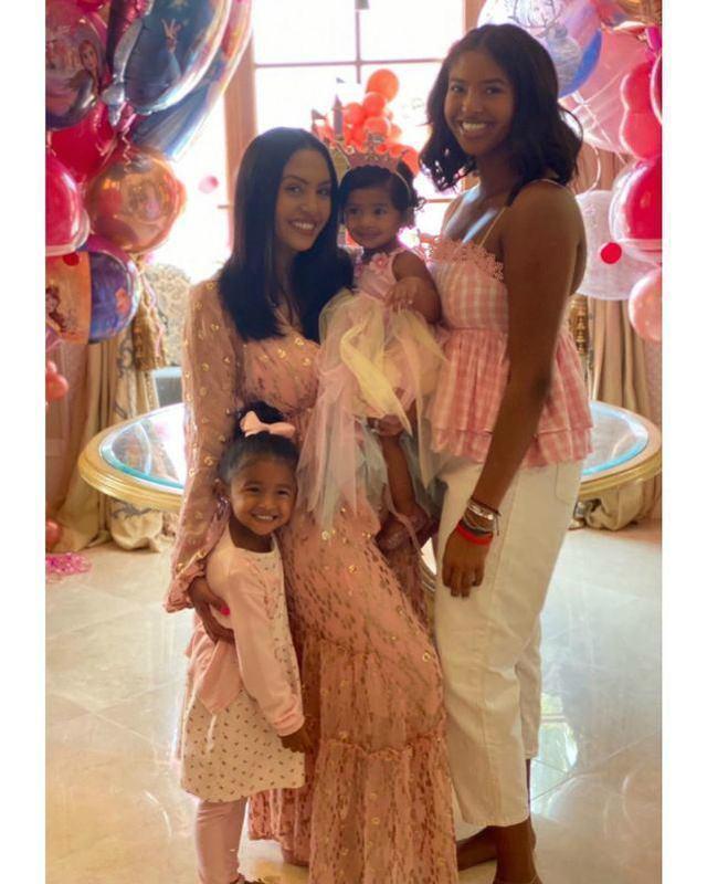 瓦妮莎|瓦妮莎大方接受绅士猛男送的玫瑰花，剪了长发，穿亮片裙愈发贤惠