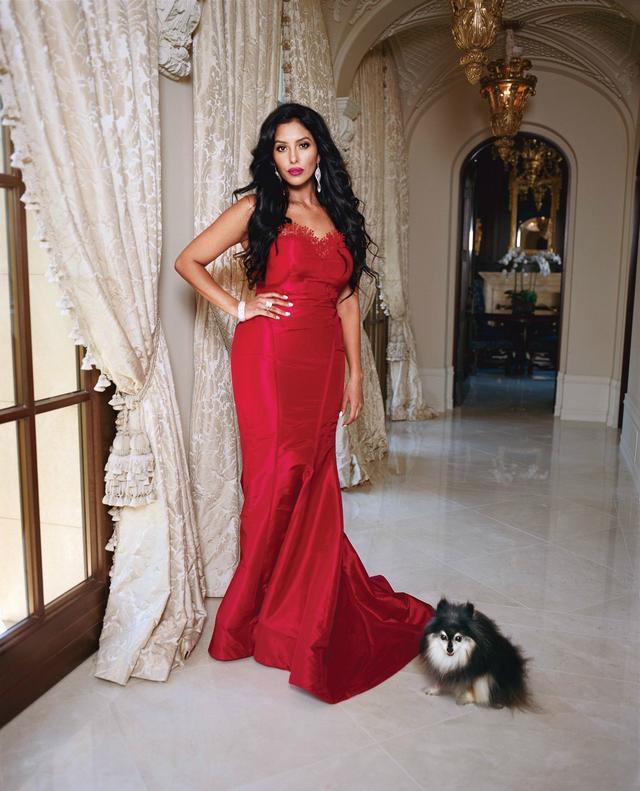 瓦妮莎|瓦妮莎大方接受绅士猛男送的玫瑰花，剪了长发，穿亮片裙愈发贤惠