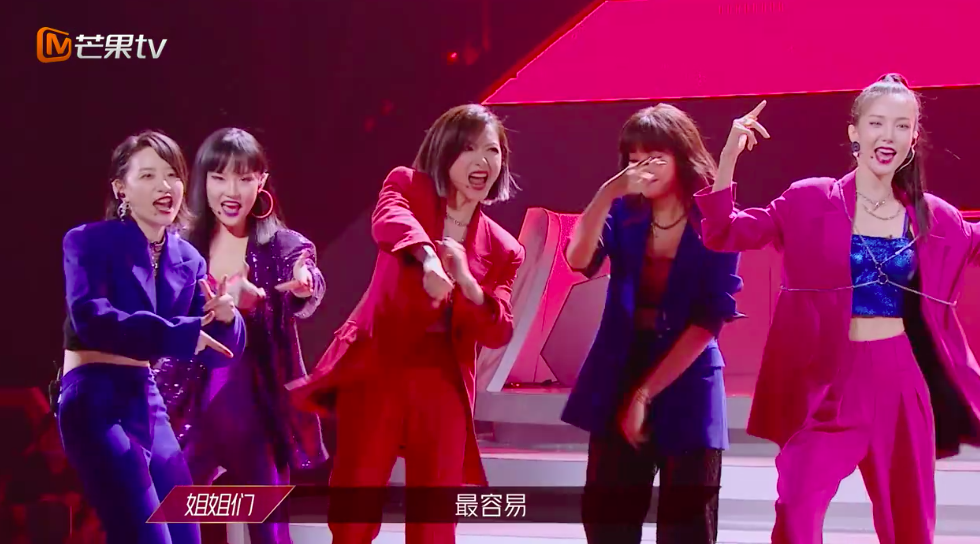 伊能静|伊能静扮宅女弄巧成拙，新娘装颜色艳丽太吓人，万茜金晨有点疯狂