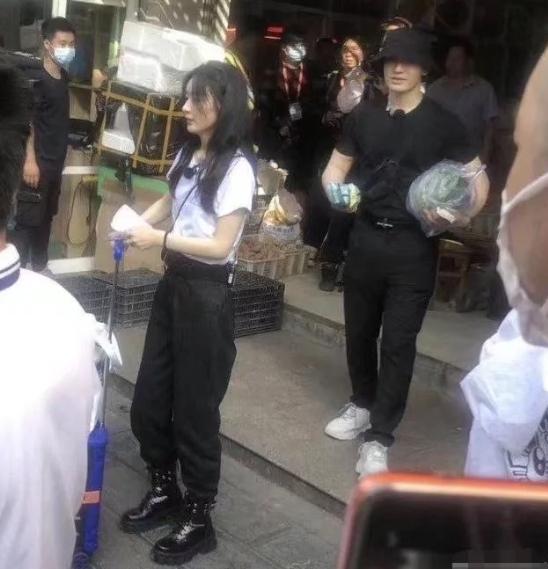 赵丽颖|赵丽颖录制《中餐厅》杀青后，疲惫不堪，奔向美容店按摩