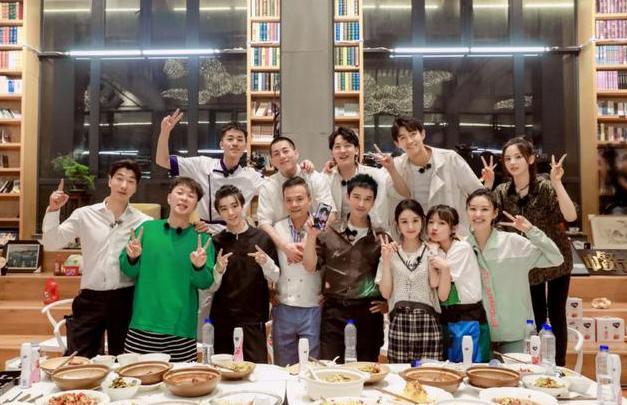 赵丽颖|赵丽颖录制《中餐厅》杀青后，疲惫不堪，奔向美容店按摩