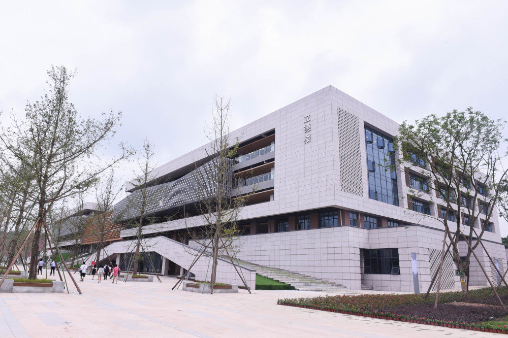 知名艺术家许燎源已经受聘担任吉利艺术设计学院院长,规划了完整的