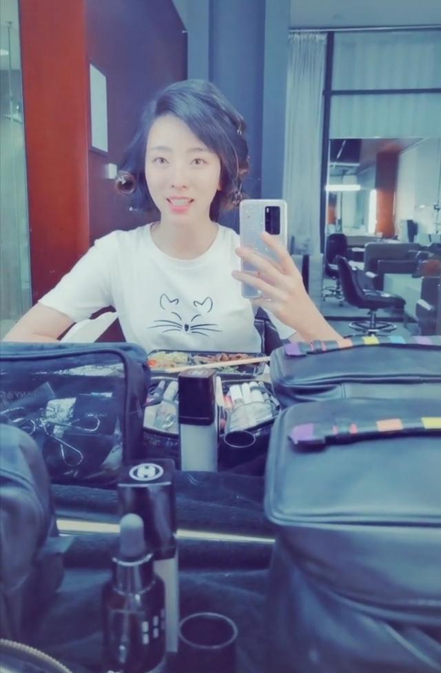 李思思|主持人李思思晒央视塑料盒饭，网友：大明星饭菜这么简单？