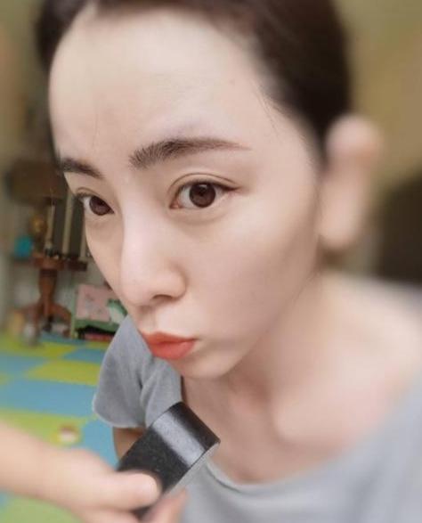 李思思|主持人李思思晒央视塑料盒饭，网友：大明星饭菜这么简单？