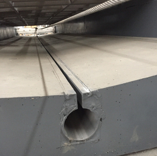 三, 水泡粪法水泡粪就是在猪舍漏缝地板下面做一个浅水坑,专门用来