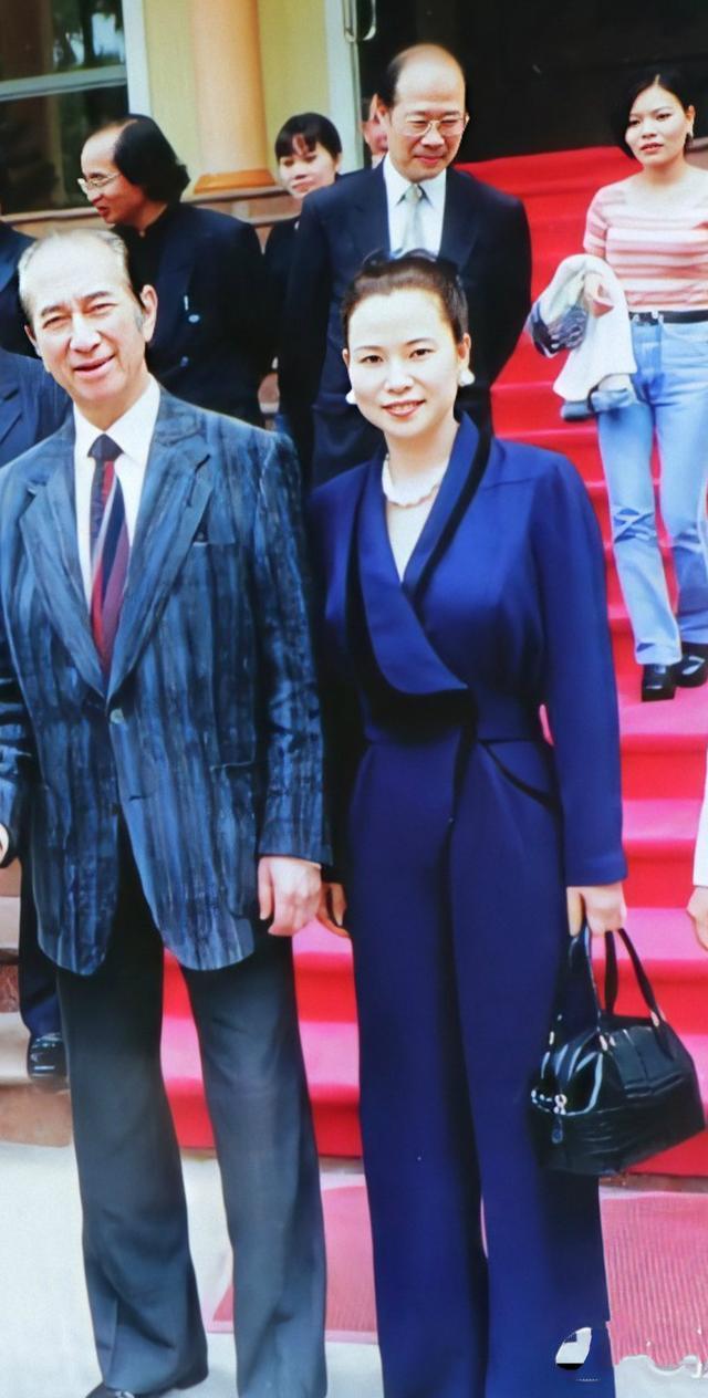 年轻时穿宝蓝连体衣腿长超赌王,年老时不在乎了