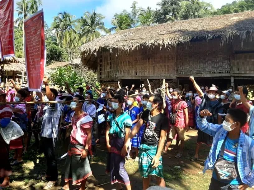 緬甸軍方士兵殺人搶劫巴邦鎮1500餘人遊行隊伍前往軍營抗議