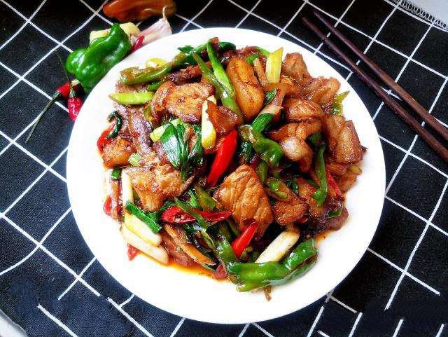 放入锅中煎至,煎出油后把多余的油盛出来,放入姜片,豆瓣酱炒出香味,再