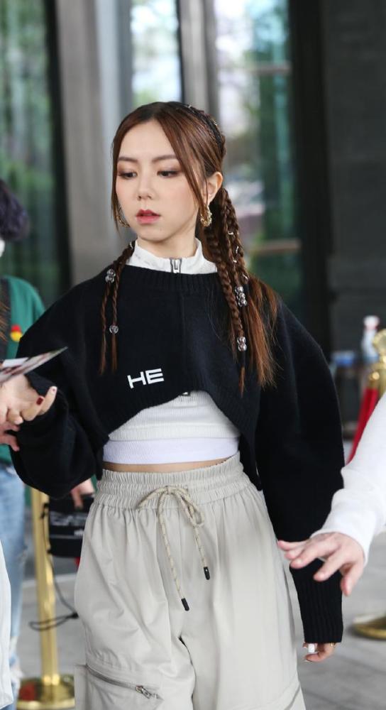 邓紫棋鎏金唇妆超亮眼穿不规则拼接西装故事感与杀伤力极强