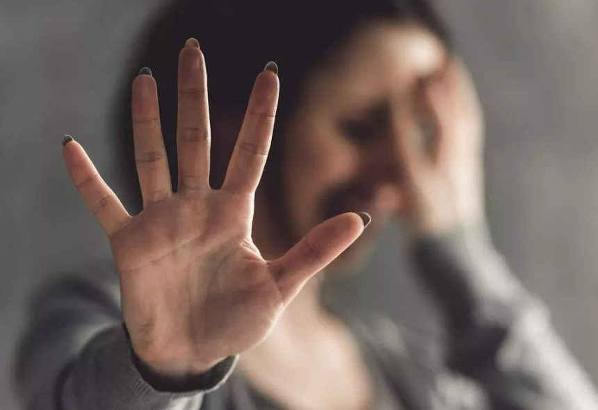 自杀|13岁女孩患精神病疯狂自杀10次，母亲不忍她活着痛苦放她去死